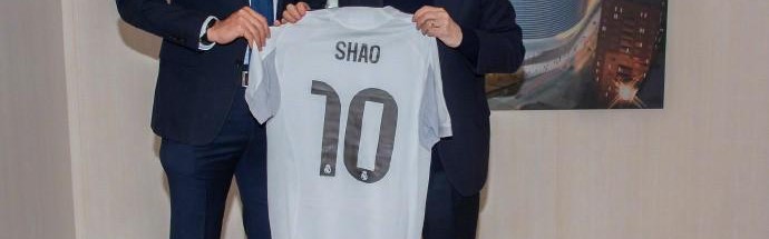 国足主帅邵佳一到访皇马，与弗洛伦蒂诺会面并互赠球衣