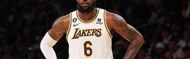 kaiyun-【观察】老态尽显！詹姆斯的夺冠窗口 彻底关闭了！