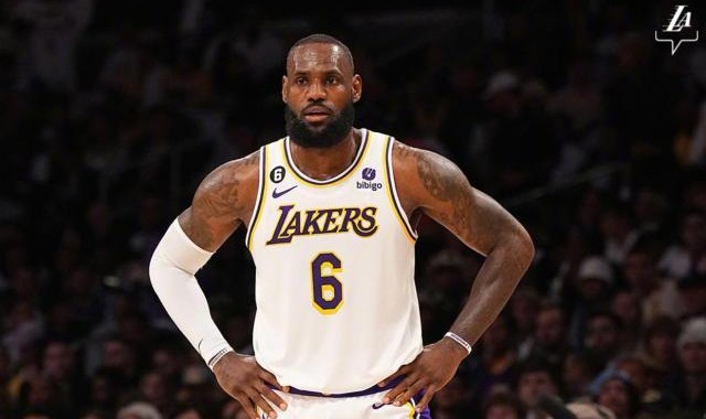 kaiyun-【观察】老态尽显！詹姆斯的夺冠窗口 彻底关闭了！